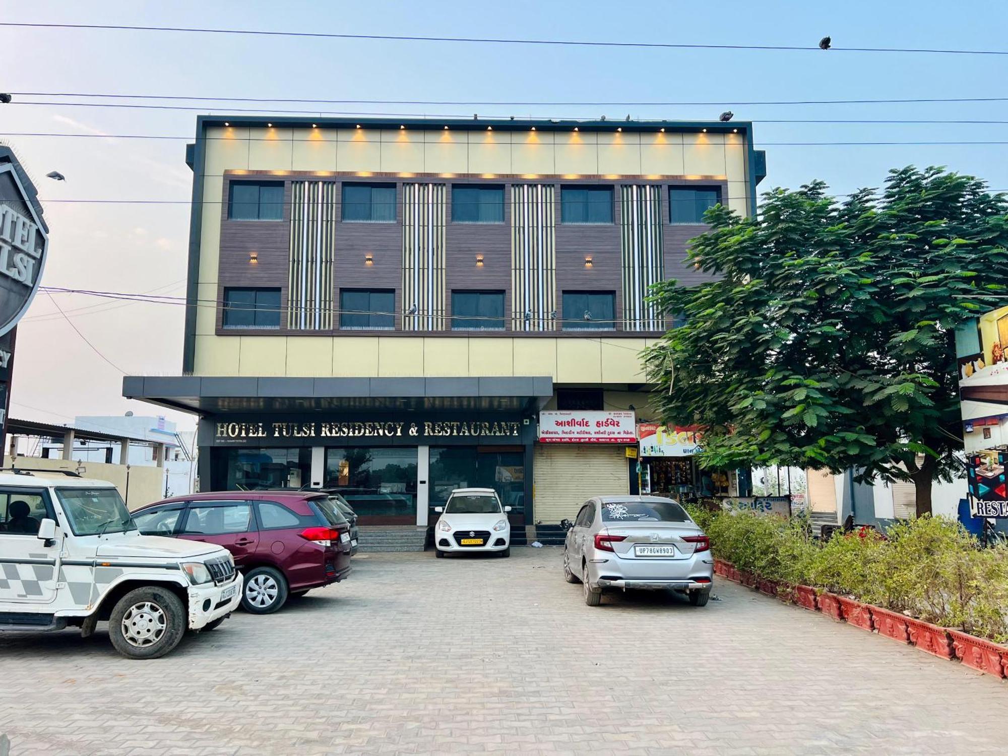 Hotel Tulsi Residency ภุช ภายนอก รูปภาพ