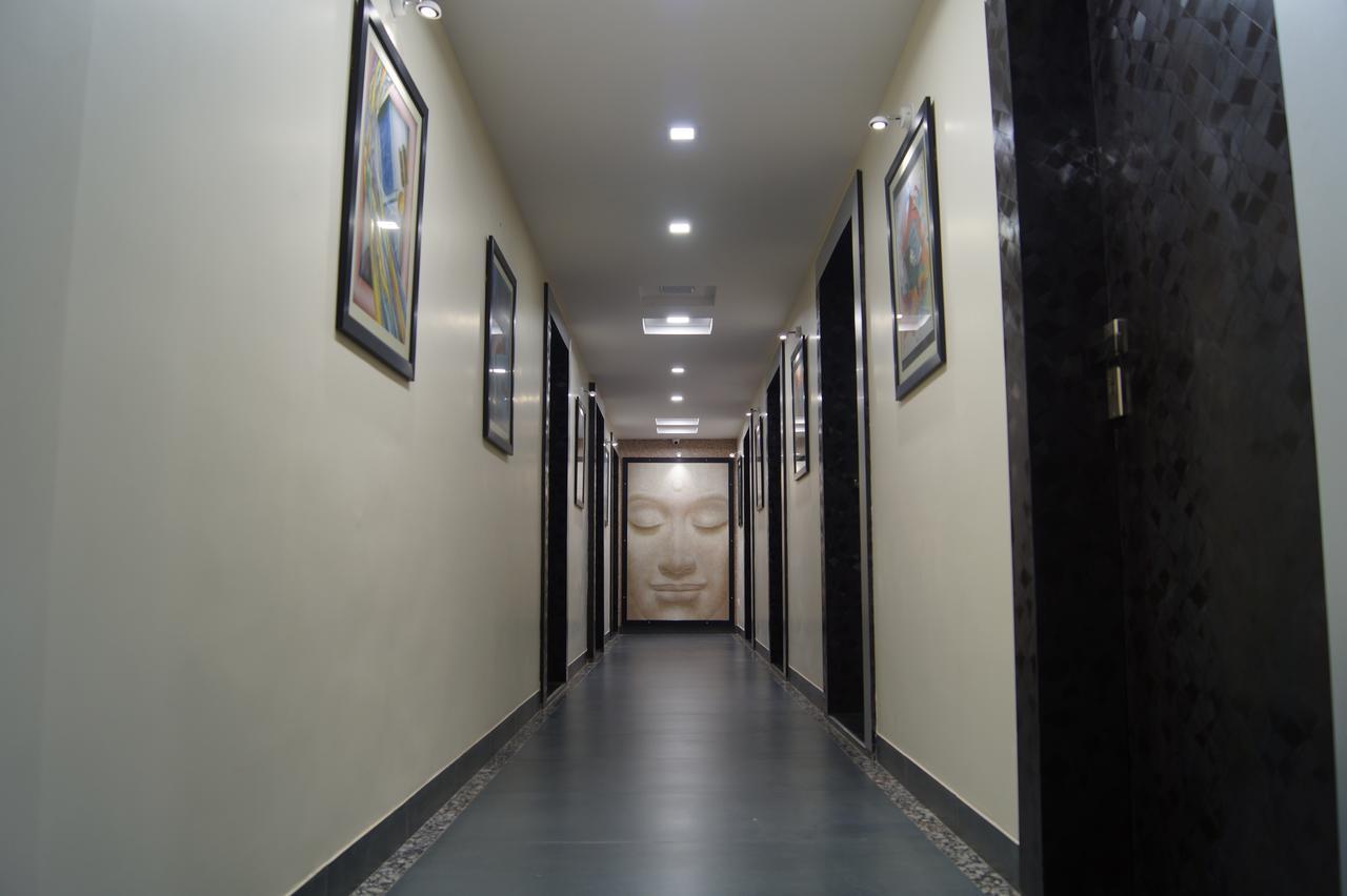 Hotel Tulsi Residency ภุช ภายนอก รูปภาพ
