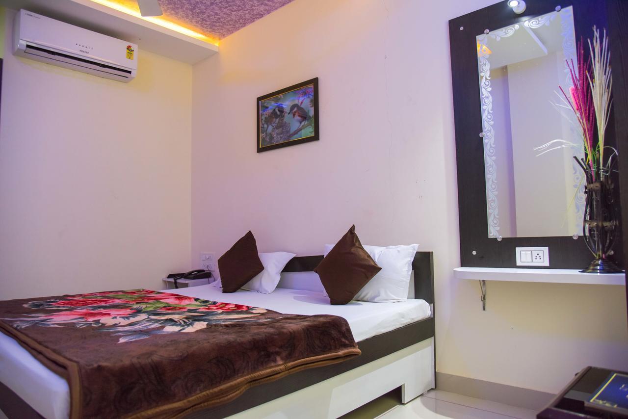 Hotel Tulsi Residency ภุช ภายนอก รูปภาพ