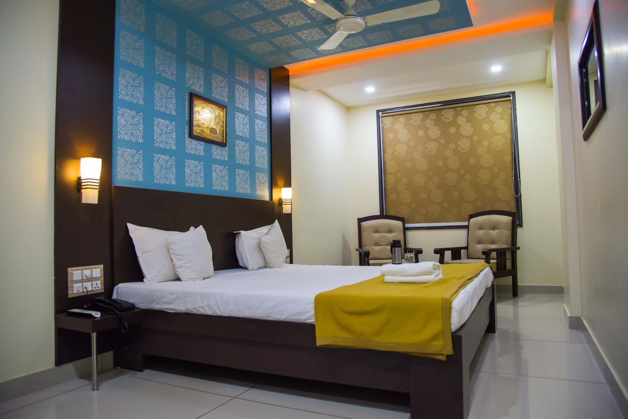 Hotel Tulsi Residency ภุช ภายนอก รูปภาพ