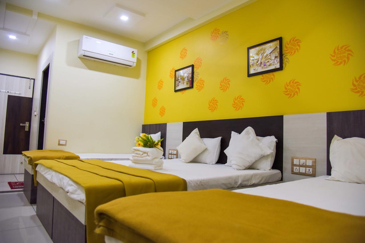 Hotel Tulsi Residency ภุช ภายนอก รูปภาพ