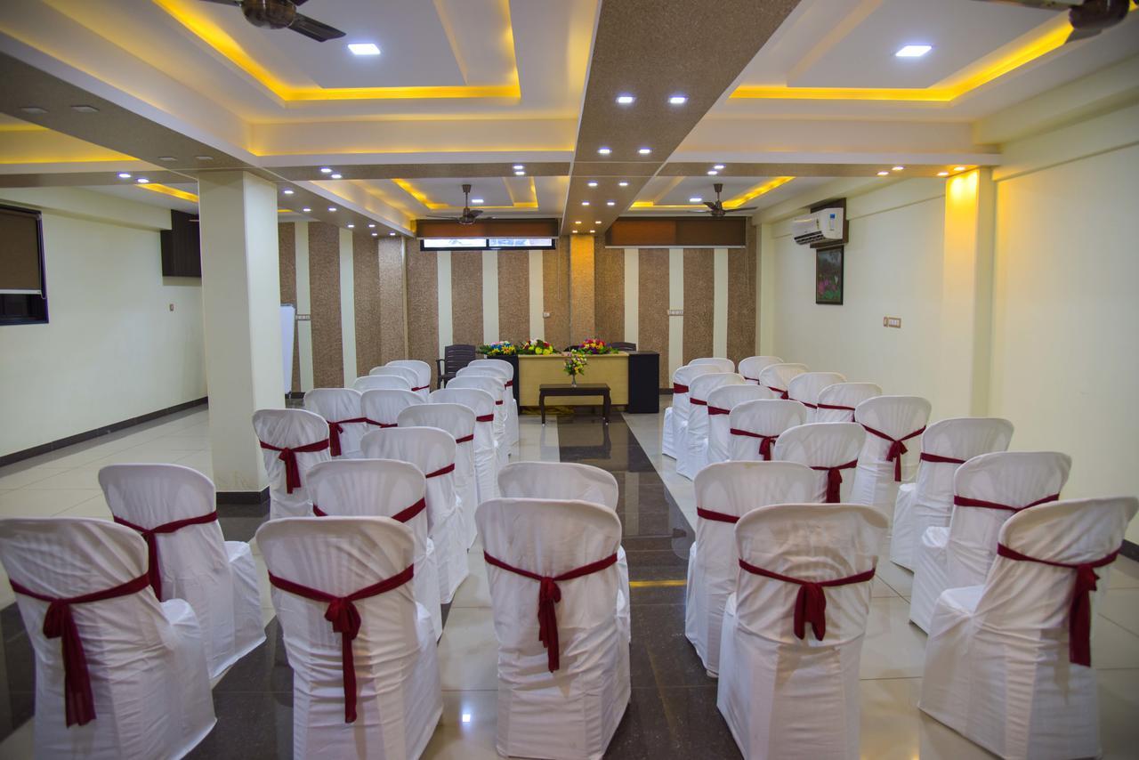Hotel Tulsi Residency ภุช ภายนอก รูปภาพ