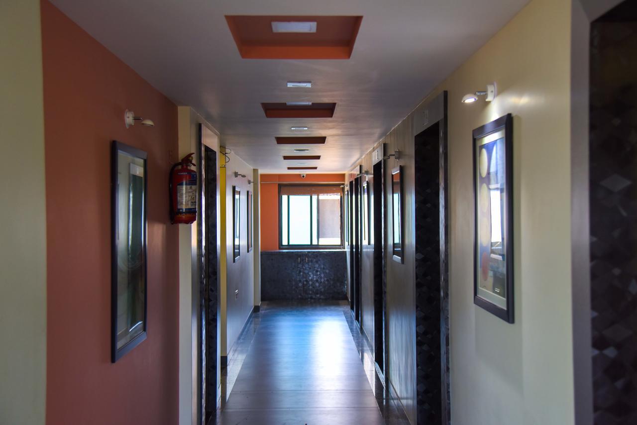Hotel Tulsi Residency ภุช ภายนอก รูปภาพ