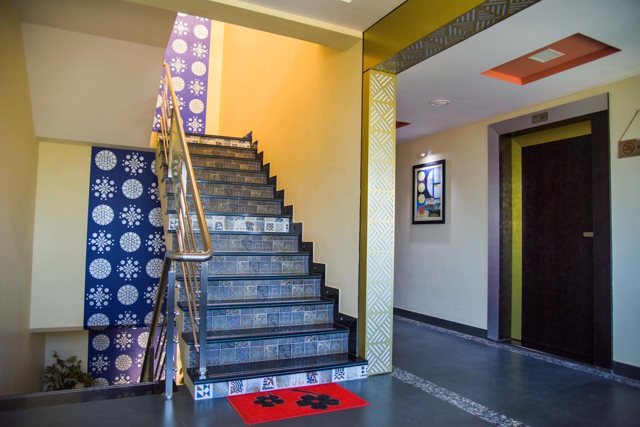 Hotel Tulsi Residency ภุช ภายนอก รูปภาพ