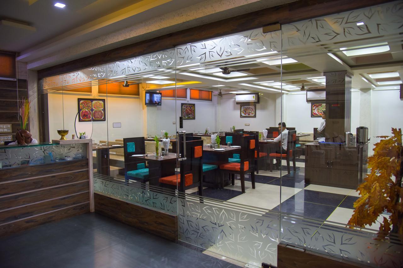 Hotel Tulsi Residency ภุช ภายนอก รูปภาพ