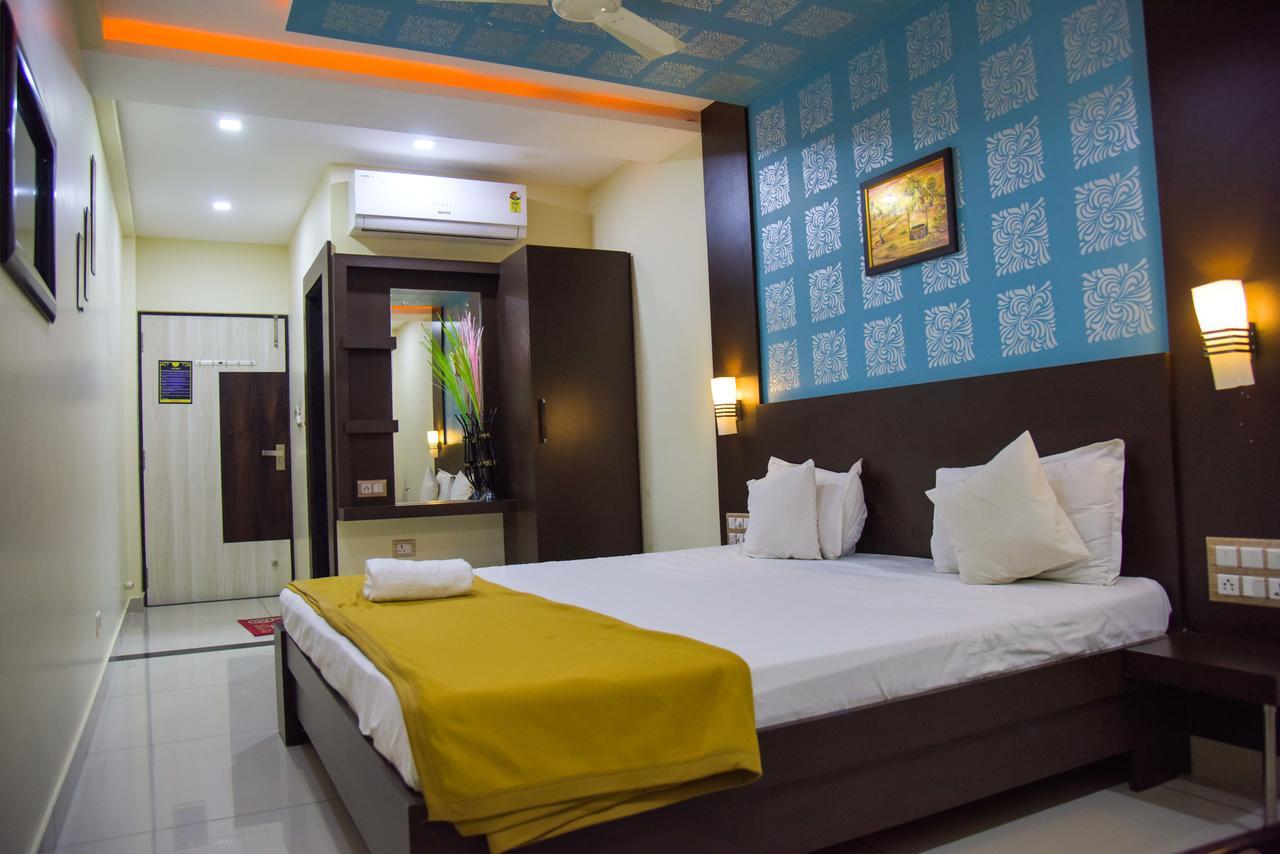 Hotel Tulsi Residency ภุช ภายนอก รูปภาพ