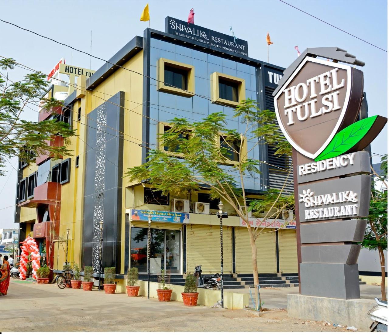 Hotel Tulsi Residency ภุช ภายนอก รูปภาพ
