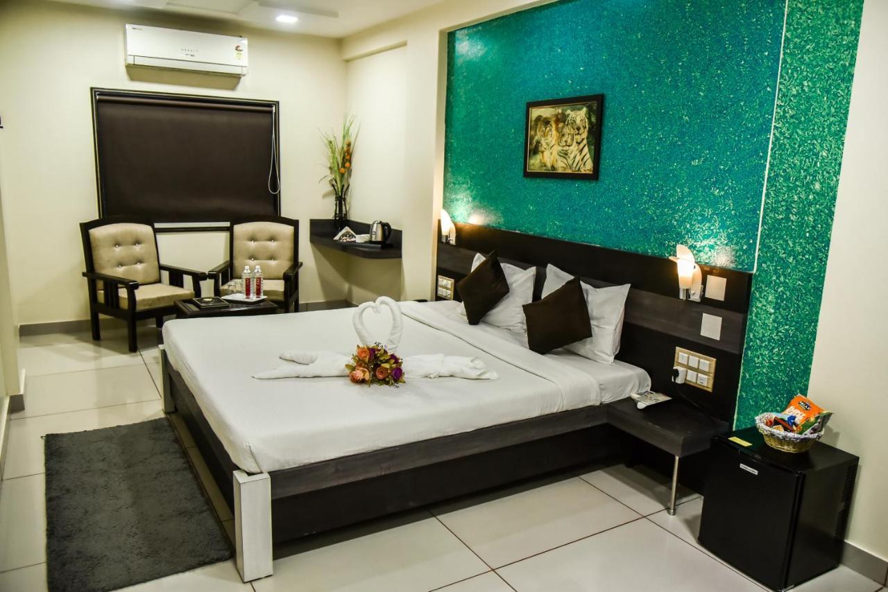 Hotel Tulsi Residency ภุช ภายนอก รูปภาพ