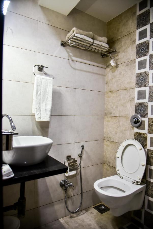Hotel Tulsi Residency ภุช ภายนอก รูปภาพ