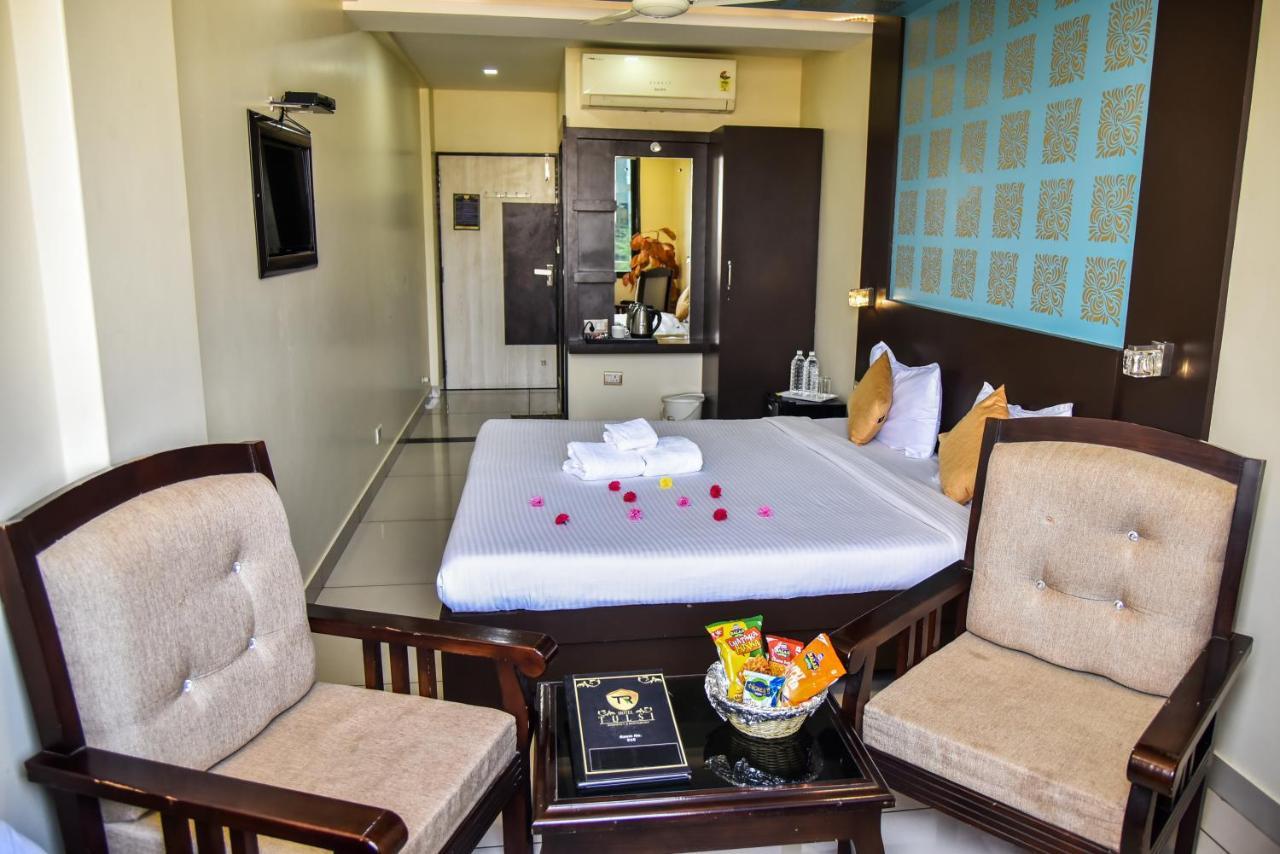 Hotel Tulsi Residency ภุช ภายนอก รูปภาพ