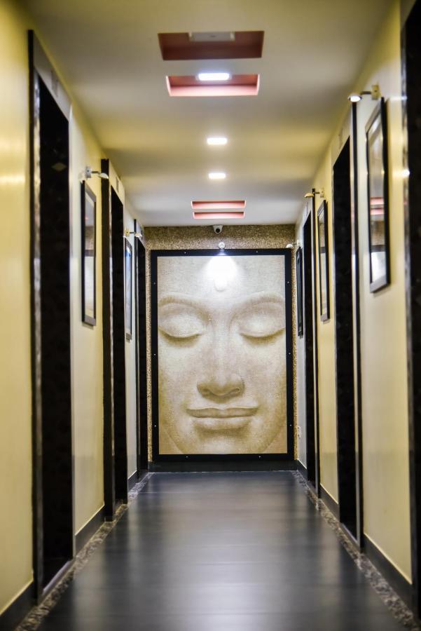 Hotel Tulsi Residency ภุช ภายนอก รูปภาพ