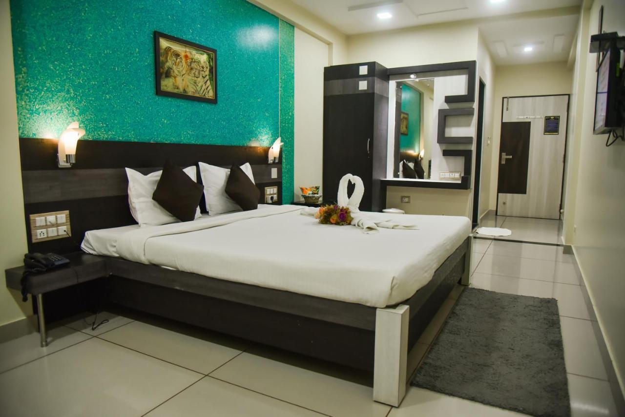 Hotel Tulsi Residency ภุช ภายนอก รูปภาพ