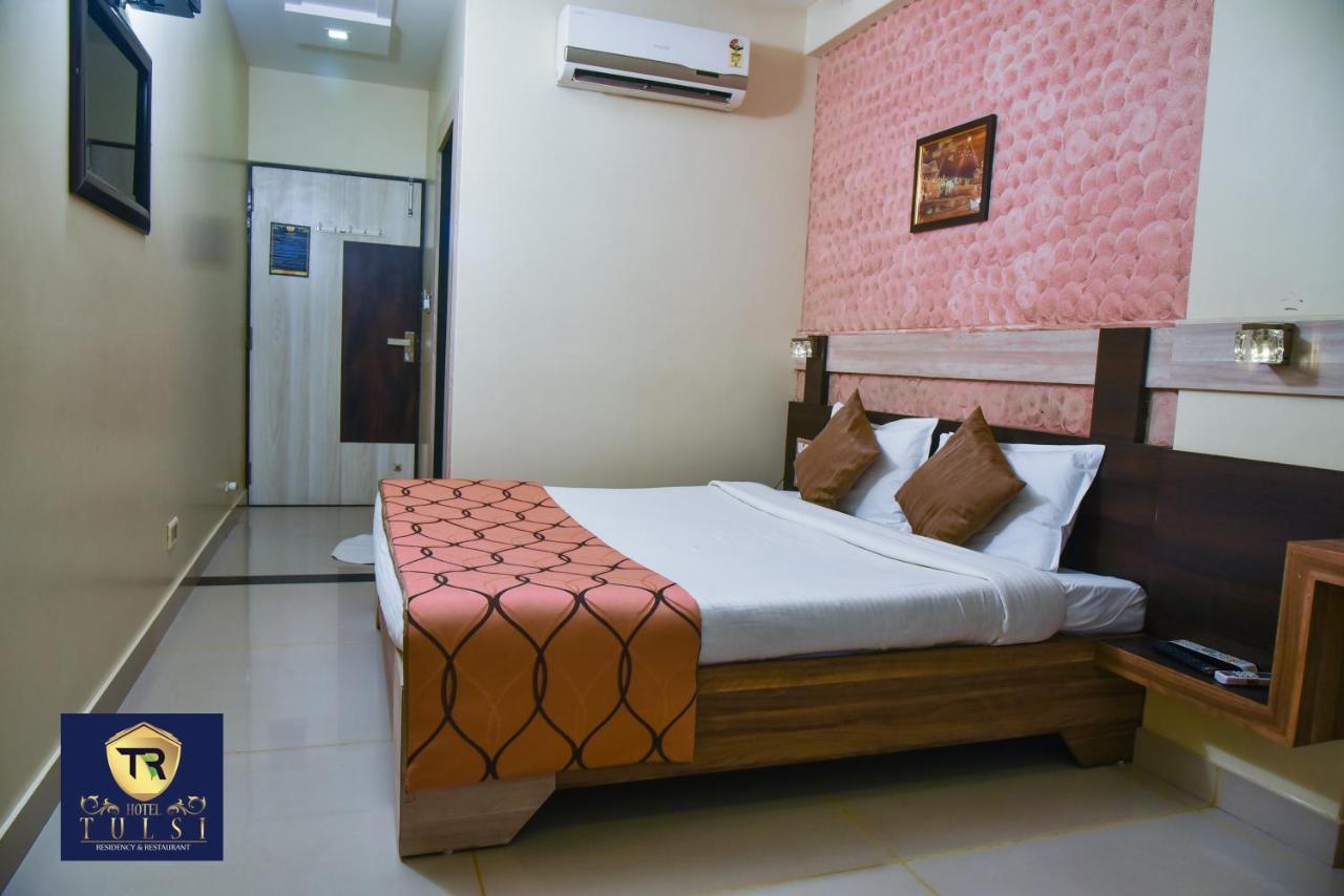 Hotel Tulsi Residency ภุช ภายนอก รูปภาพ
