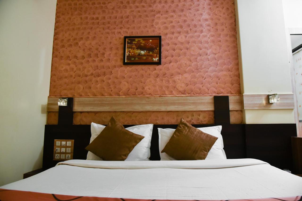 Hotel Tulsi Residency ภุช ภายนอก รูปภาพ