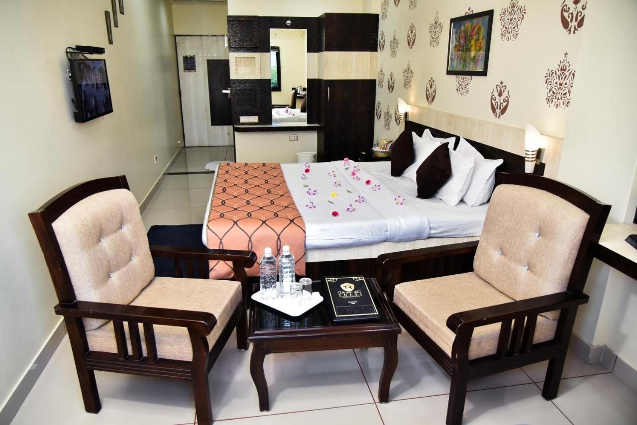 Hotel Tulsi Residency ภุช ภายนอก รูปภาพ