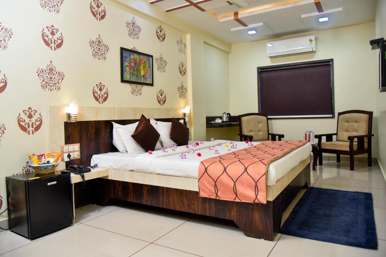 Hotel Tulsi Residency ภุช ภายนอก รูปภาพ