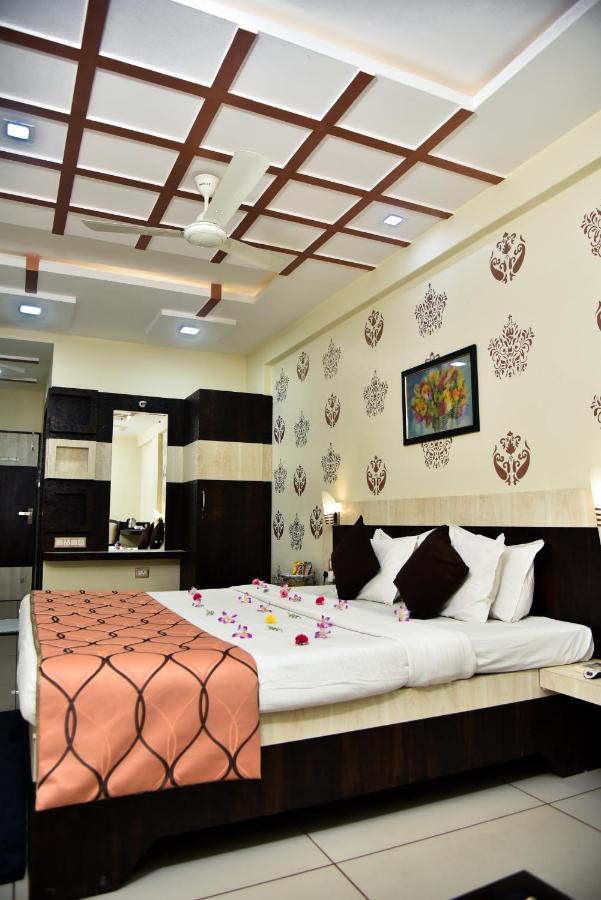 Hotel Tulsi Residency ภุช ภายนอก รูปภาพ