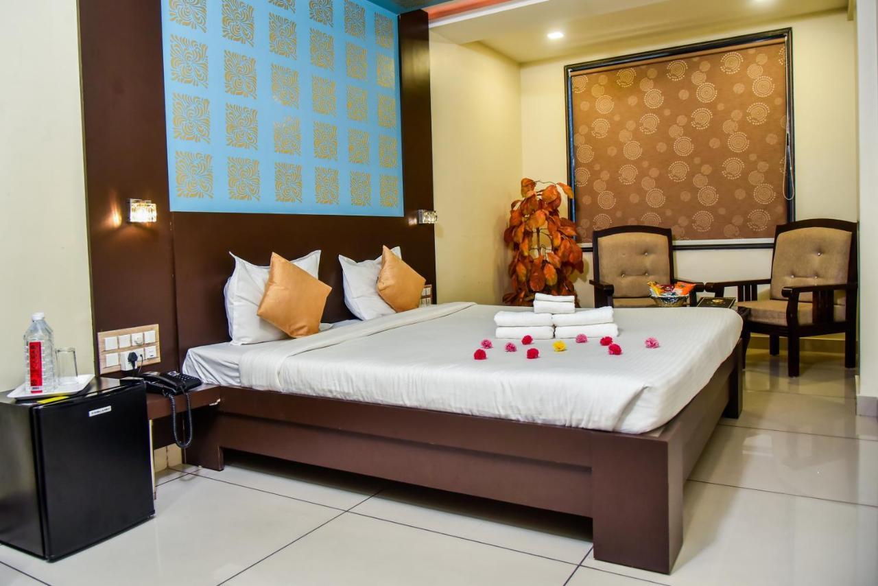 Hotel Tulsi Residency ภุช ภายนอก รูปภาพ