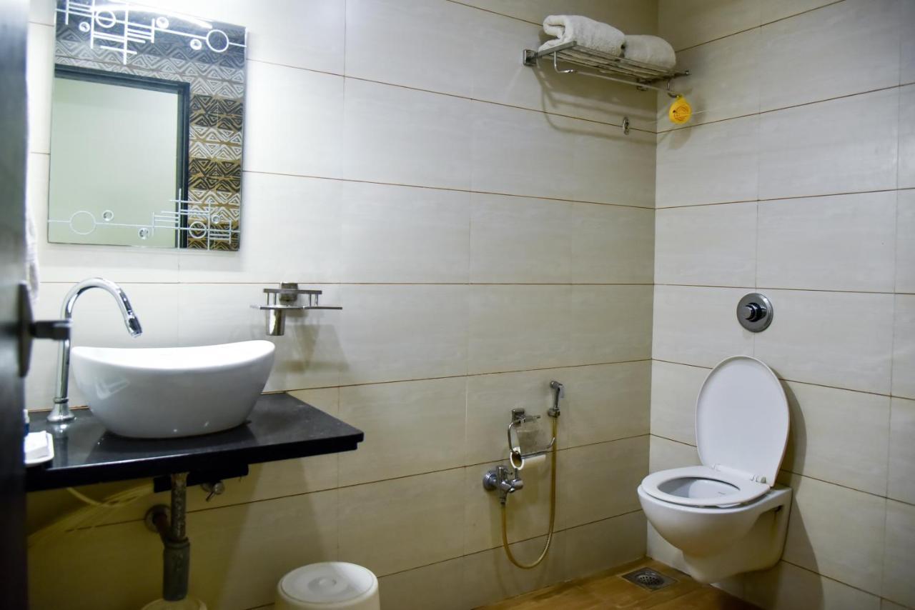Hotel Tulsi Residency ภุช ภายนอก รูปภาพ
