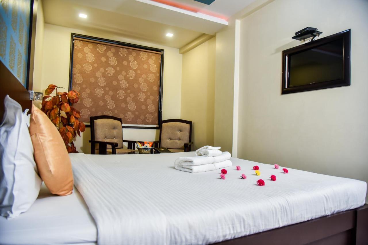 Hotel Tulsi Residency ภุช ภายนอก รูปภาพ